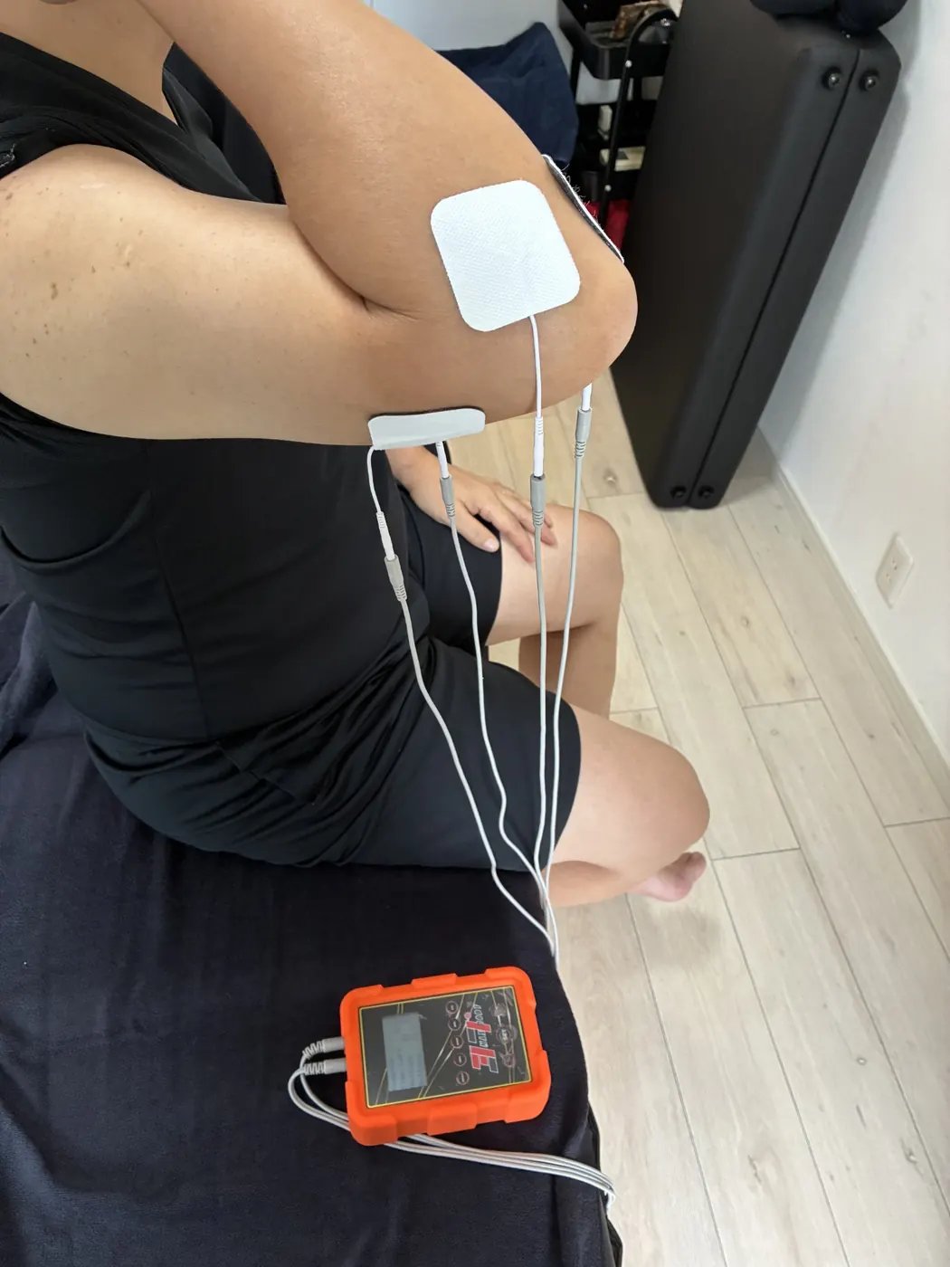 曲げた腕と肘の電極パッド
