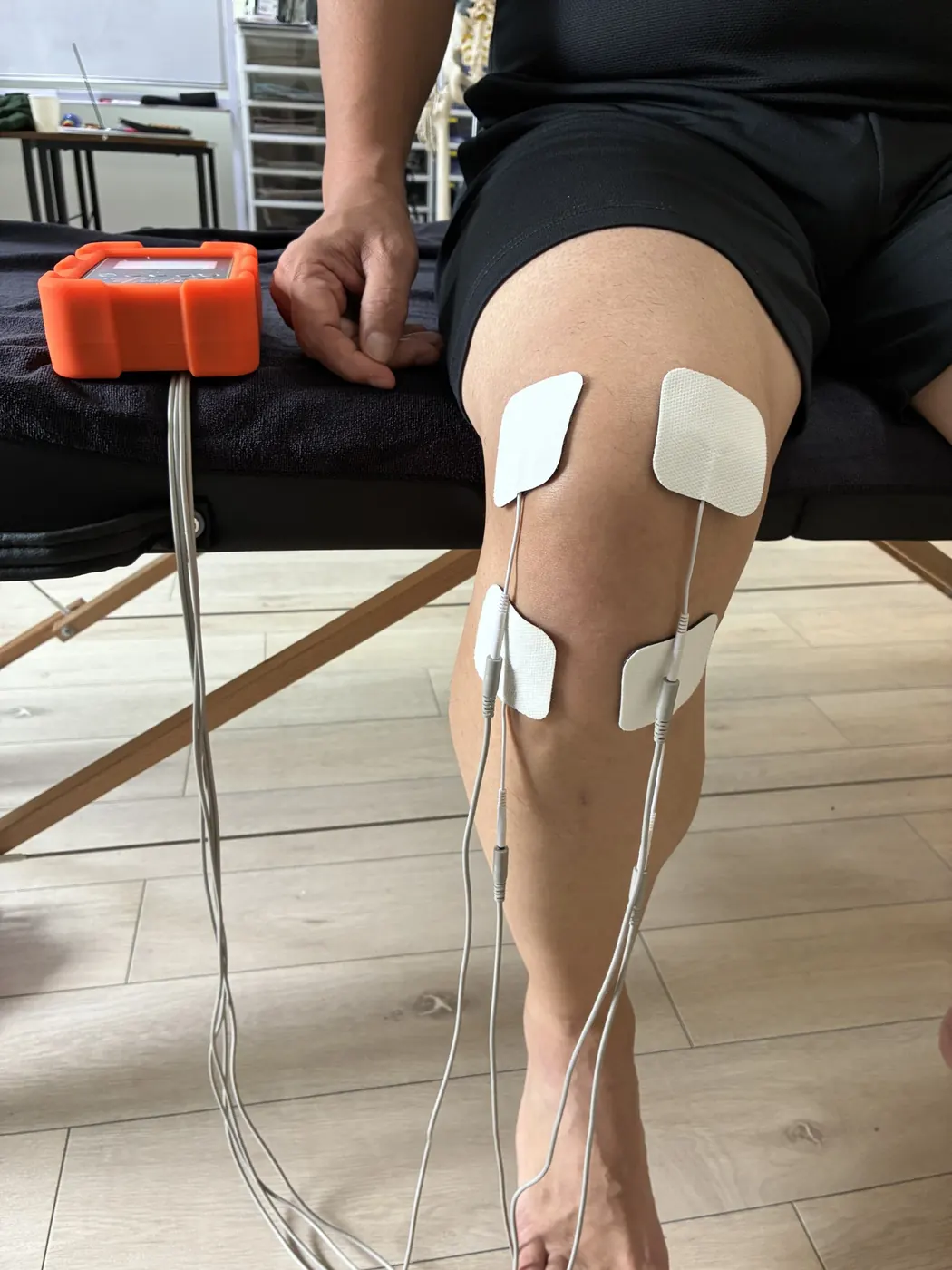 MAXBODYのパッドを膝まわりに配置している実際の施術風景